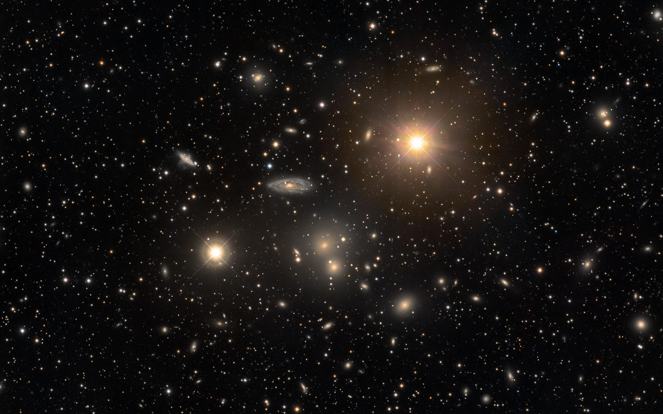 در مرکز این تصویر و در میان دو ستاره پرنور در میان کهکشان راه شیری ما شاهد سه کهکشان بزرگ به نام های NGC3309،NGC3311 و NGC3312 هستیم این کهکشان ها حدود 150000 سال نوری قطر دارند .